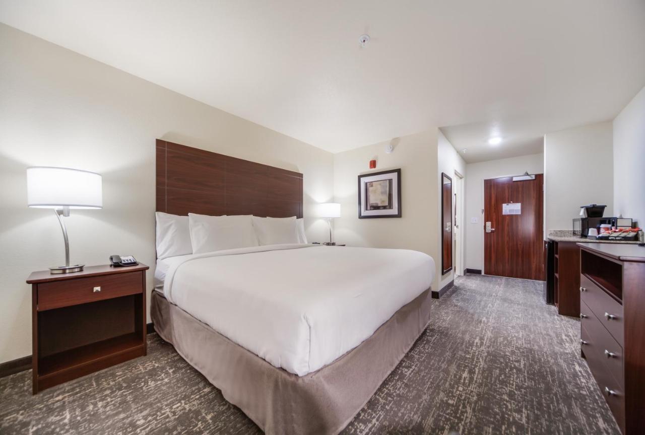 Cobblestone Inn & Suites-Fremont Экстерьер фото