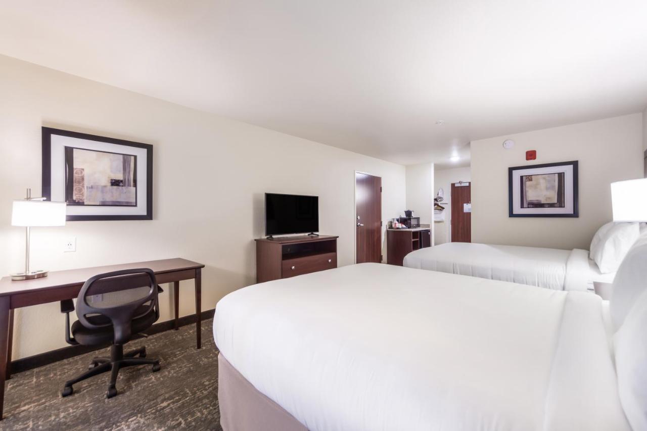 Cobblestone Inn & Suites-Fremont Экстерьер фото