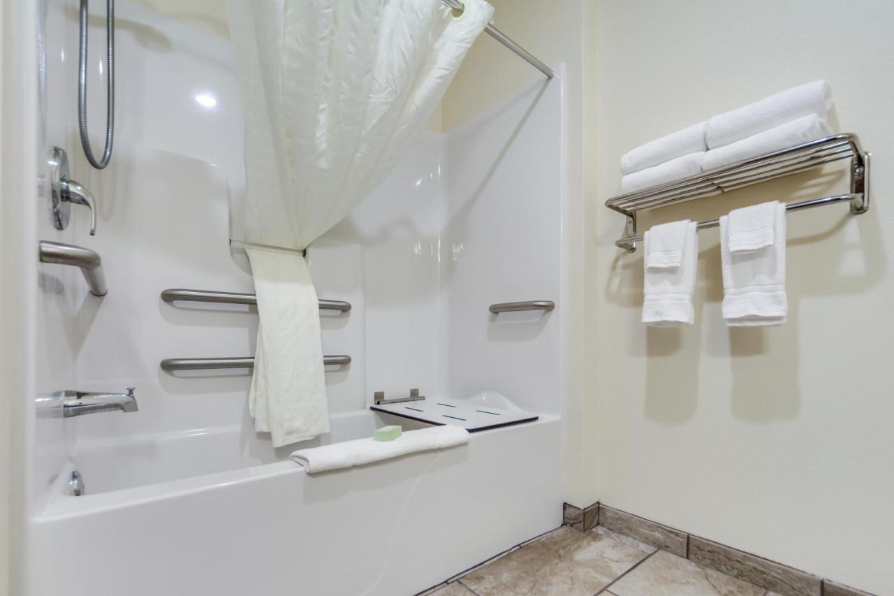 Cobblestone Inn & Suites-Fremont Экстерьер фото