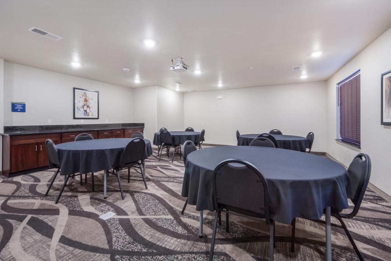 Cobblestone Inn & Suites-Fremont Экстерьер фото