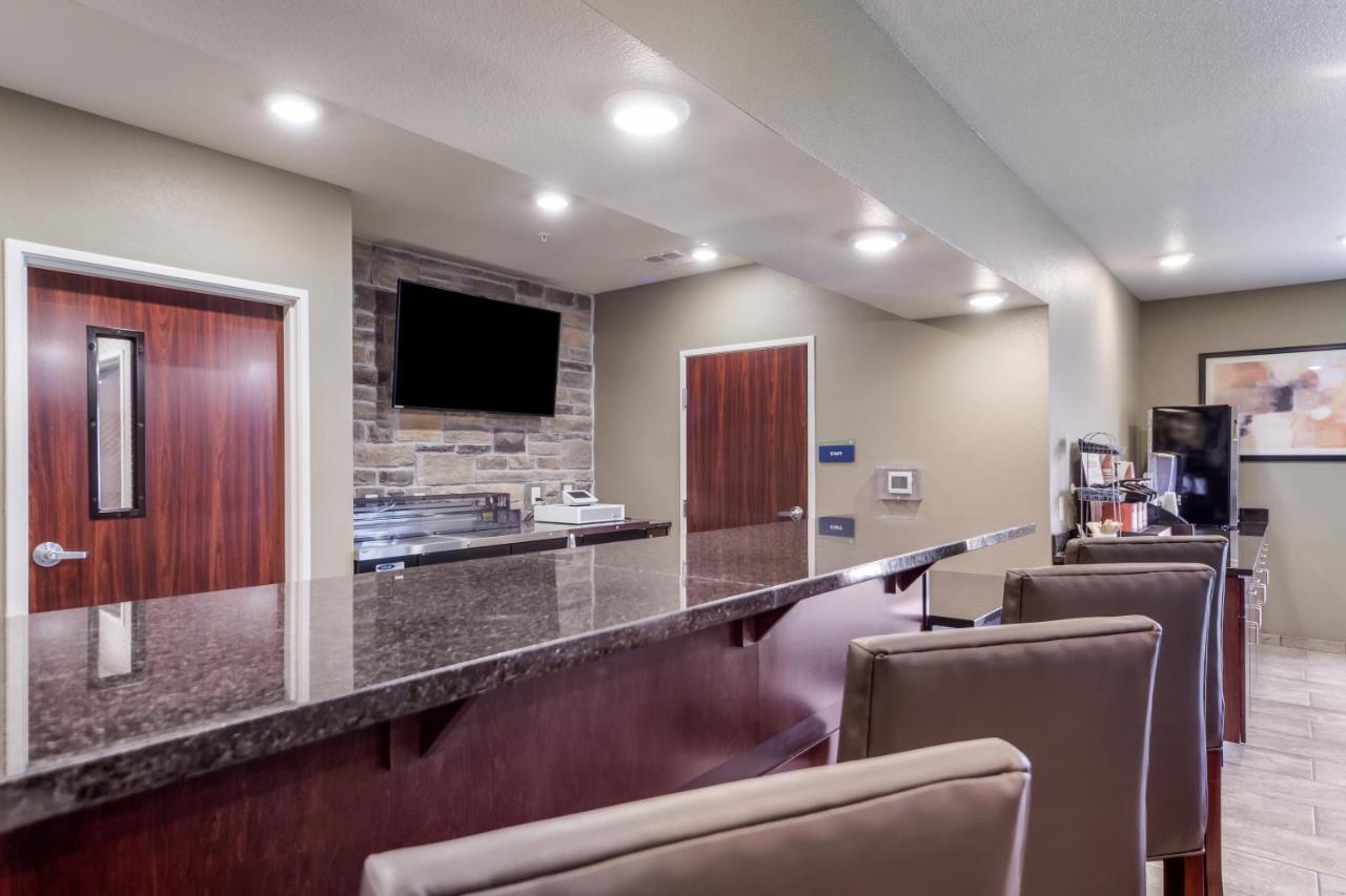 Cobblestone Inn & Suites-Fremont Экстерьер фото