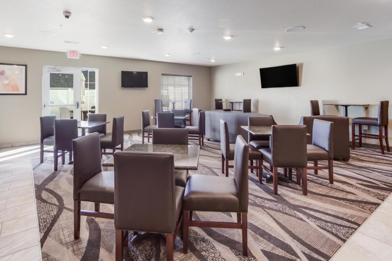 Cobblestone Inn & Suites-Fremont Экстерьер фото