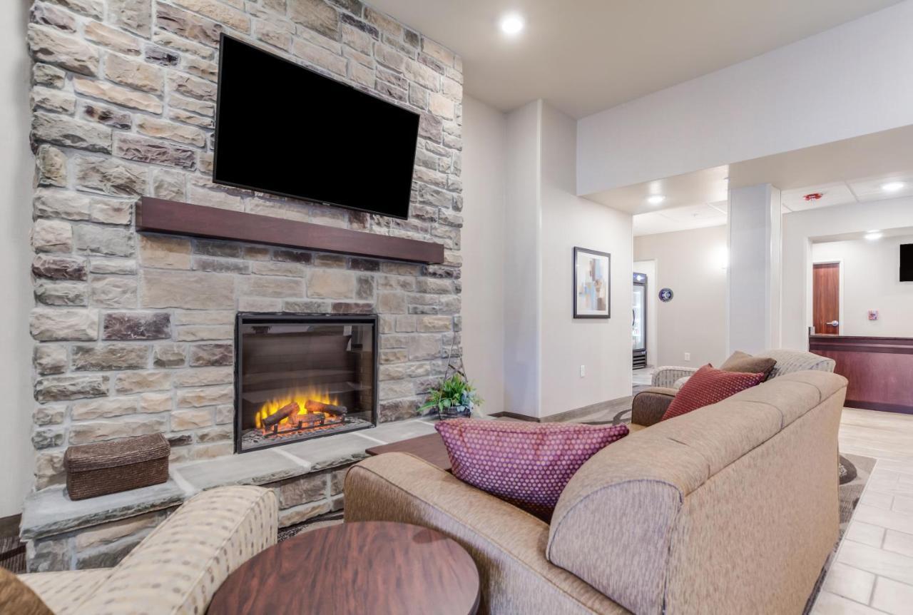 Cobblestone Inn & Suites-Fremont Экстерьер фото