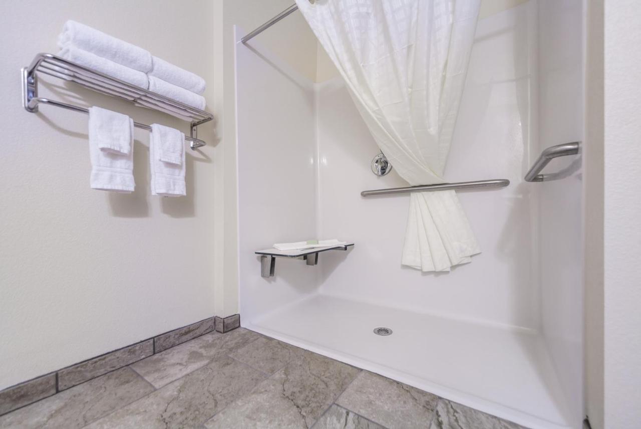 Cobblestone Inn & Suites-Fremont Экстерьер фото