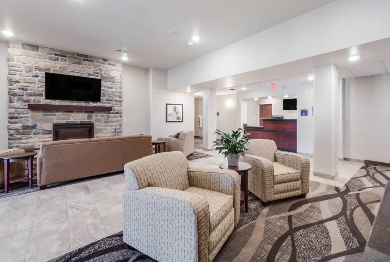 Cobblestone Inn & Suites-Fremont Экстерьер фото