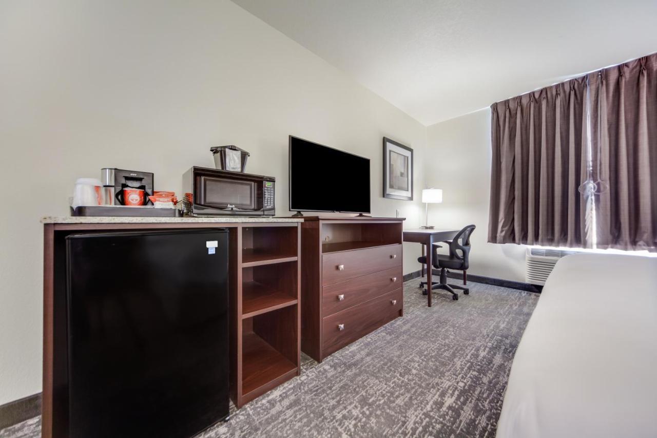 Cobblestone Inn & Suites-Fremont Экстерьер фото