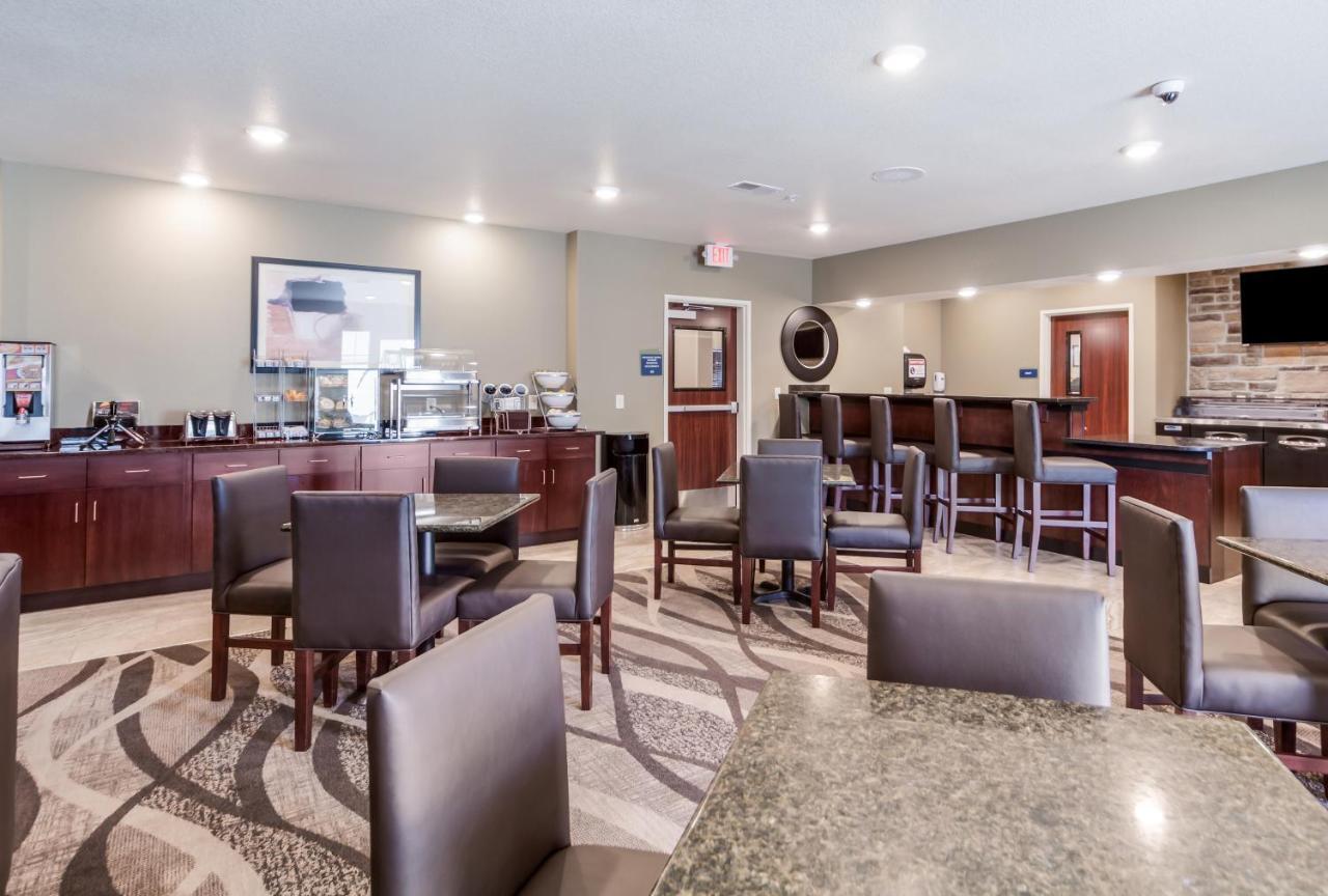 Cobblestone Inn & Suites-Fremont Экстерьер фото
