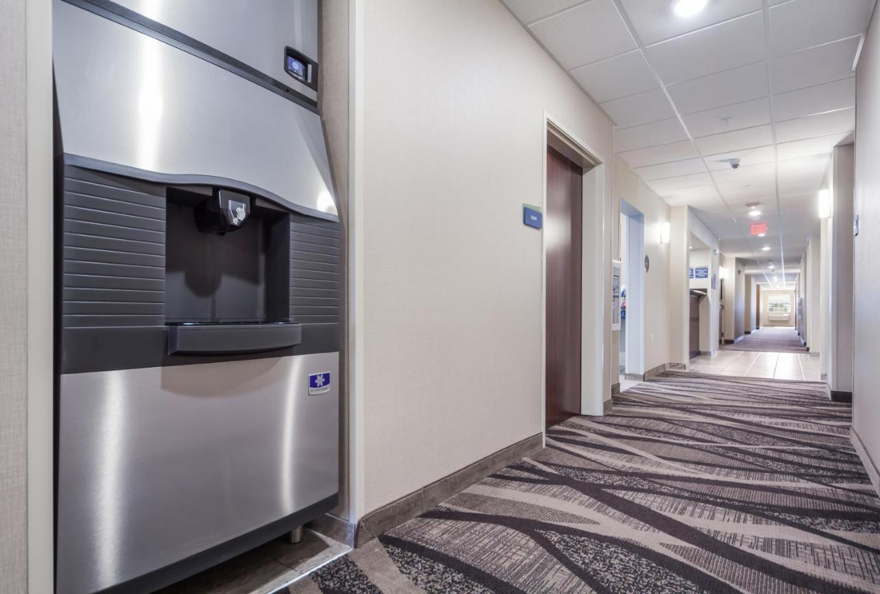 Cobblestone Inn & Suites-Fremont Экстерьер фото