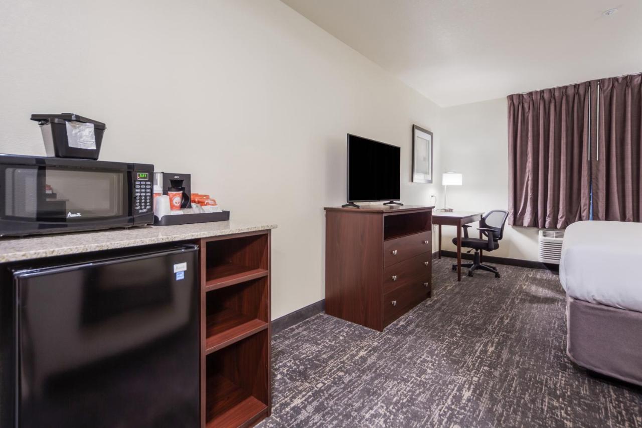 Cobblestone Inn & Suites-Fremont Экстерьер фото