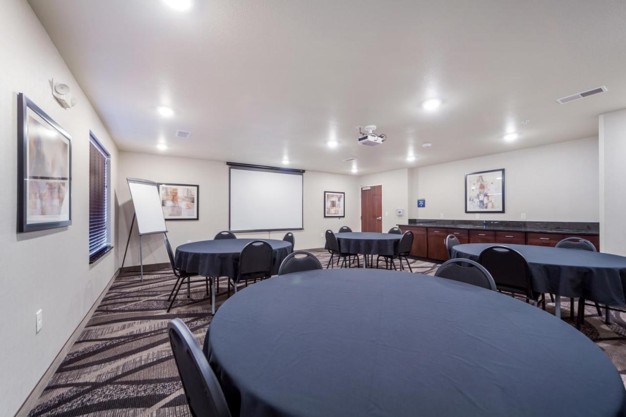 Cobblestone Inn & Suites-Fremont Экстерьер фото