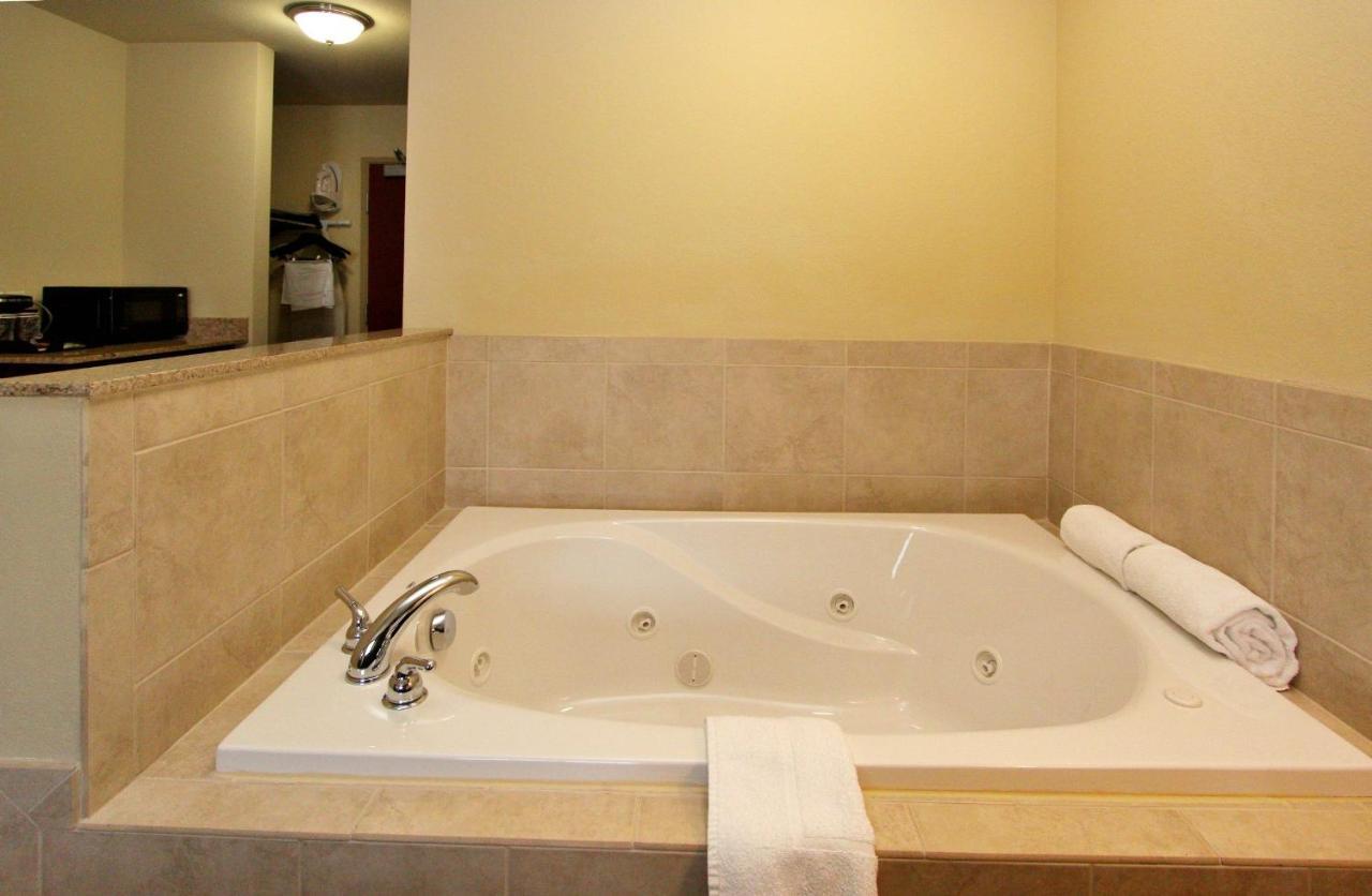 Cobblestone Inn & Suites-Fremont Экстерьер фото