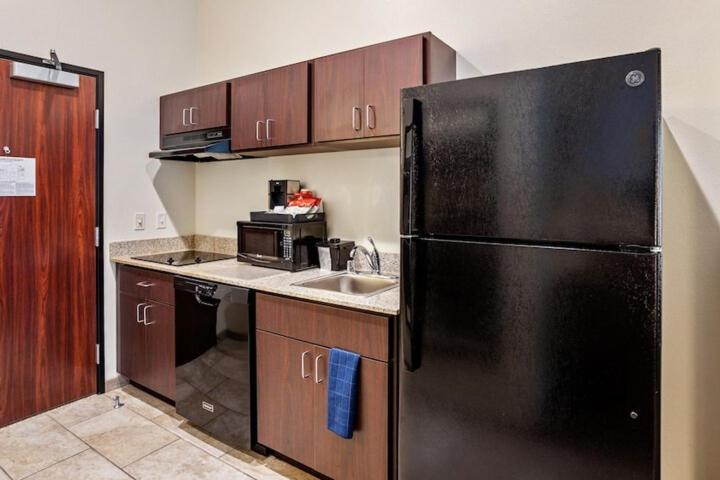 Cobblestone Inn & Suites-Fremont Экстерьер фото