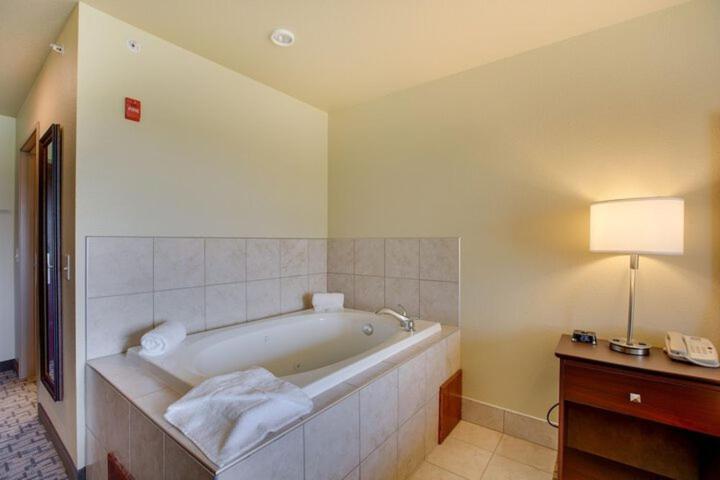 Cobblestone Inn & Suites-Fremont Экстерьер фото
